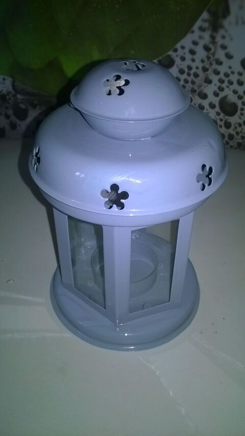 Lanterne � bougie
Neuve
Marque KSD
14 cm de haut
10 cm de 7 Talange (57)