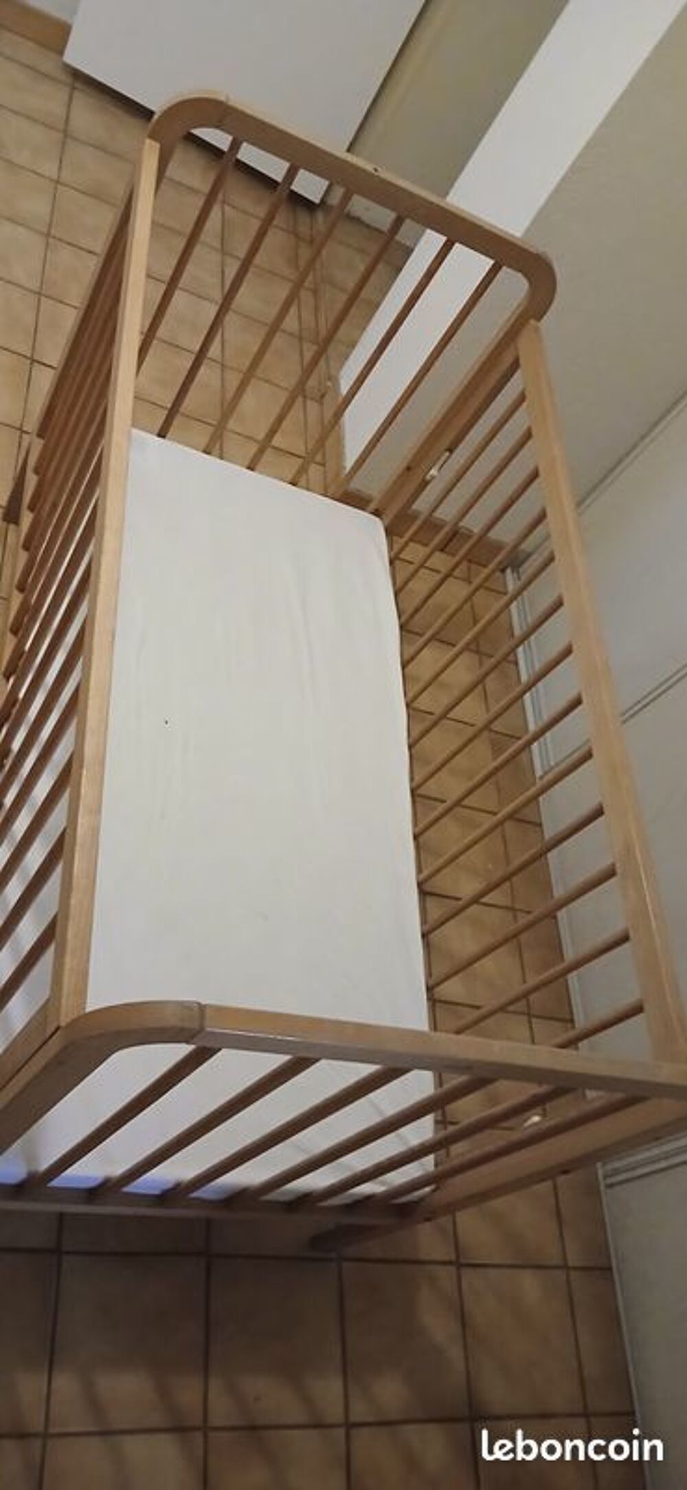 LIT BEBE ,EN BOIS, A BARREAUX REGLABLES AVEC MATELAS Mobilier enfants