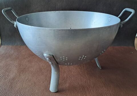 ancienne passoire vintage marque tournus en aluminium Mauguio-Carnon-Plage (34)