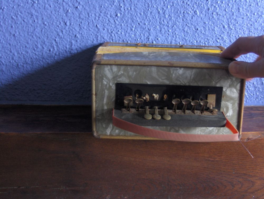 VINTAGE -- Jouet ancien : Accord&eacute;on de 1956
Jeux / jouets