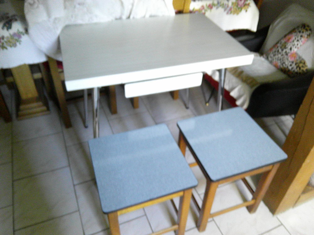 40 chaises en formica et tabourets Meubles