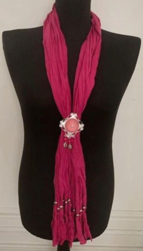 Foulard/charpe serti de bijoux en pendentif 10 Livry-Gargan (93)