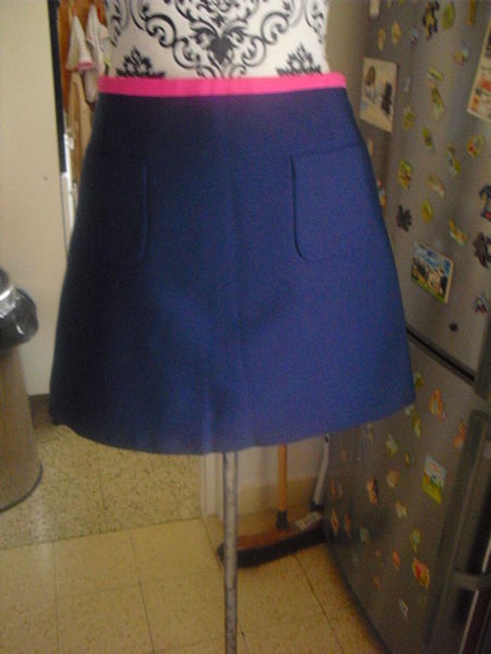 JUPE bleue marine liserias fuschia NEUVE H ET M TAILLE 36 Vêtements