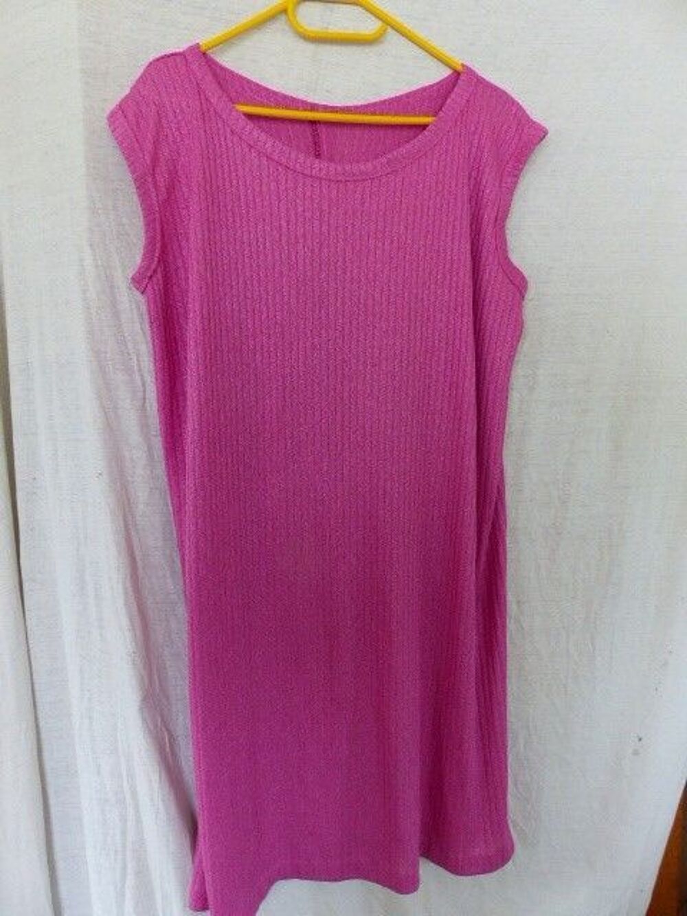 robe rose legerement brillante taille 52 neuve Vêtements