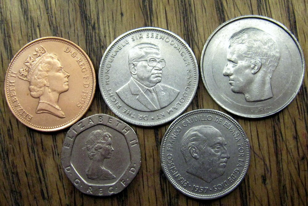 A--5 anciennes pieces de monnaie. 