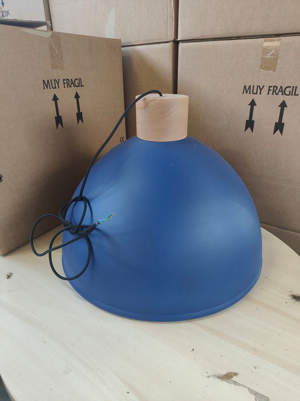 Luminaire Suspension m&eacute;tal et bois de h&ecirc;tre. Décoration