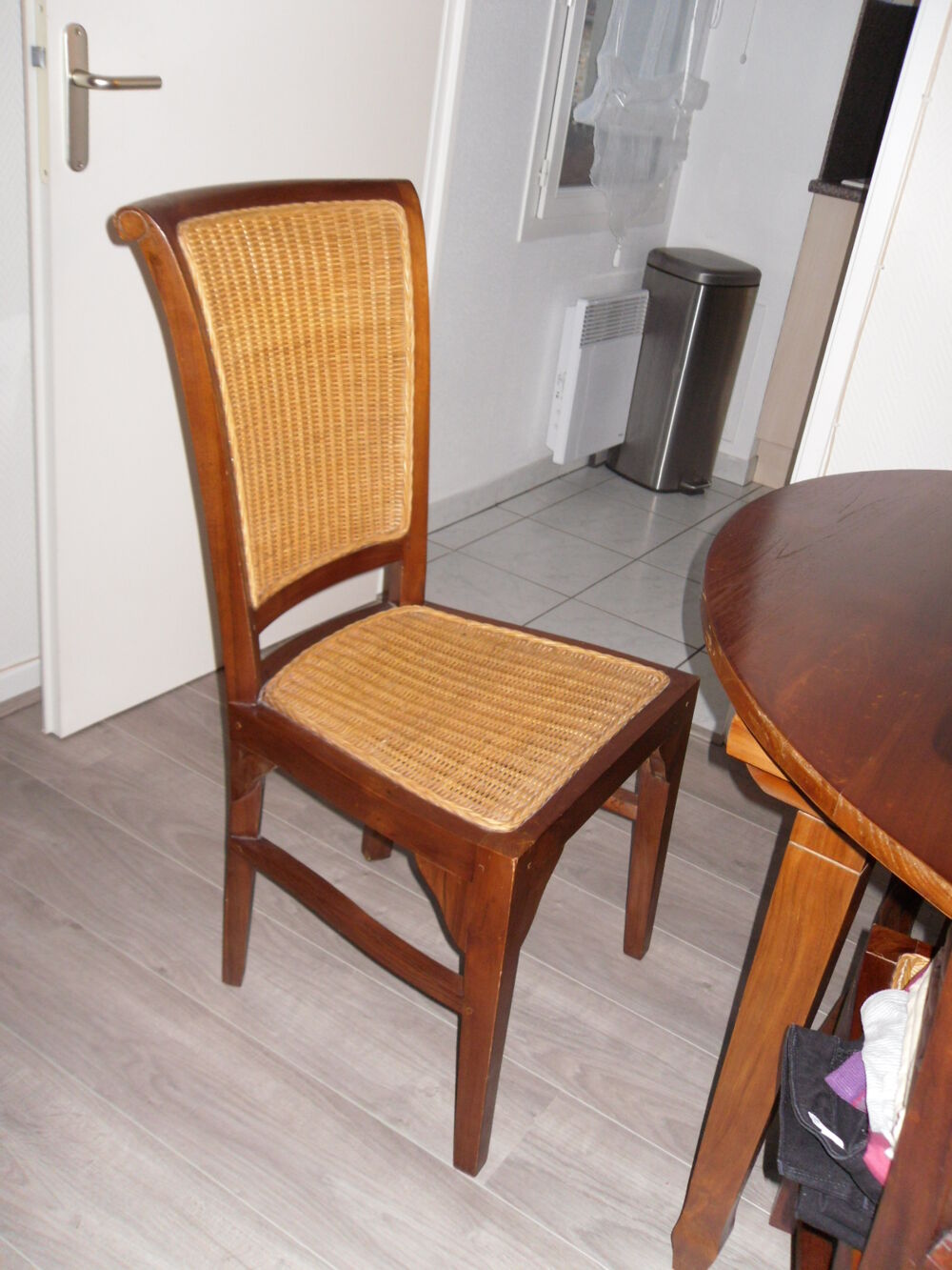TABLE RONDE + 4 CHAISES Meubles
