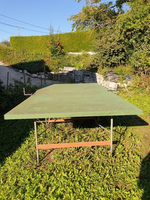 Table de ping-pong extérieur, en l'état, à nettoyer. 15 Mouxy (73)