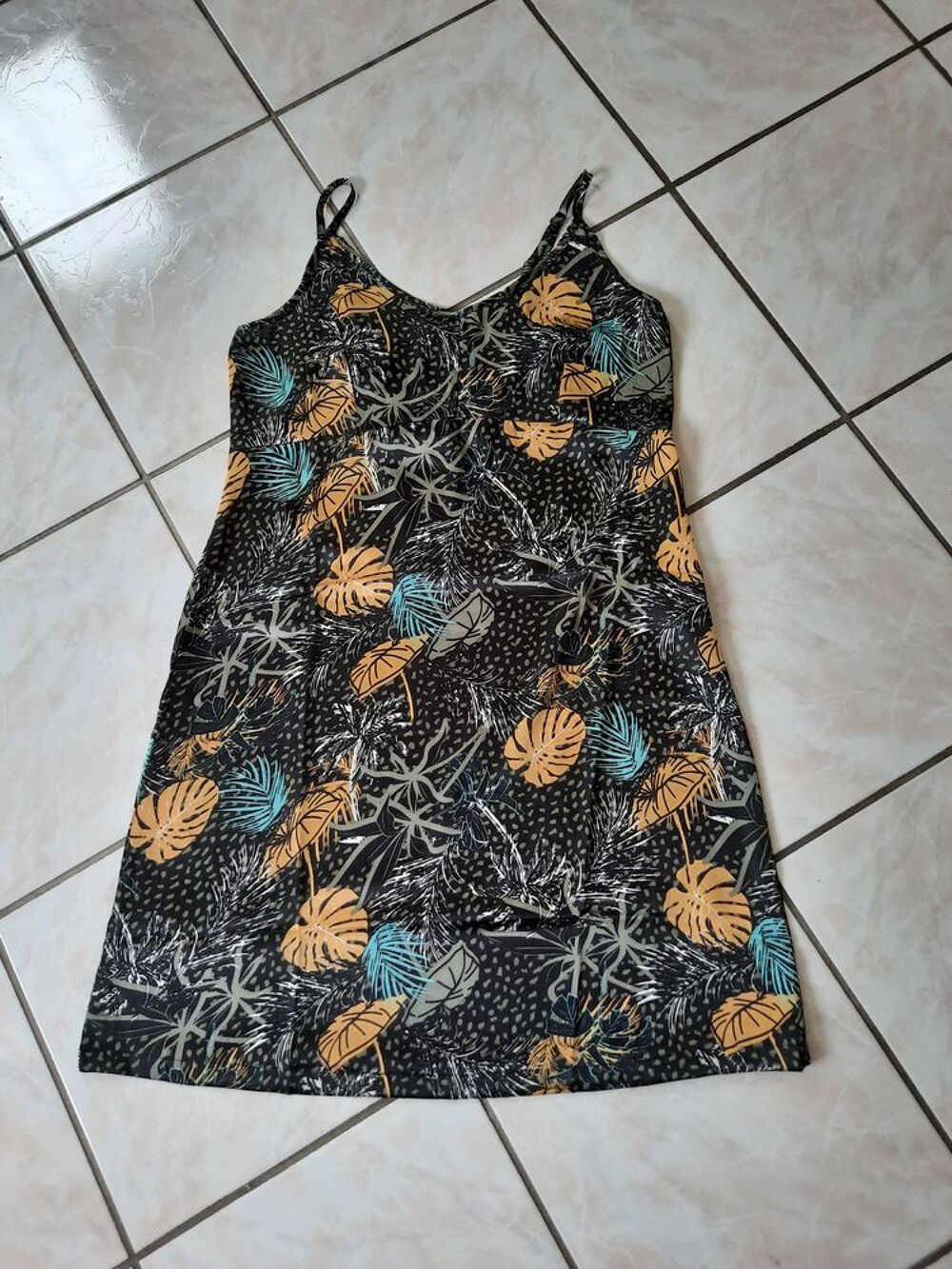 Nuisette satin&eacute; noire imprim&eacute; feuilles en satin T 40 - 42 Vêtements