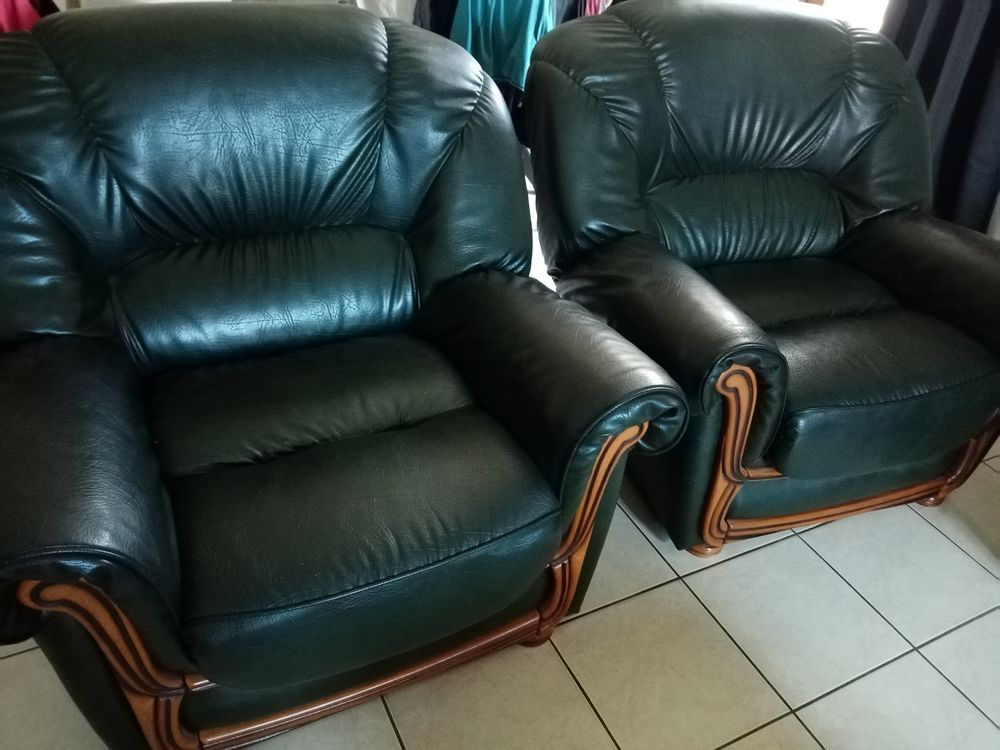 lot 2 fauteuils et 1 canap&eacute;.
Meubles