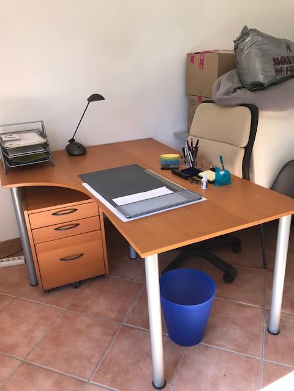  bureau moderne arrondi, sa cr&eacute;dence amovible &amp; fauteuil Meubles