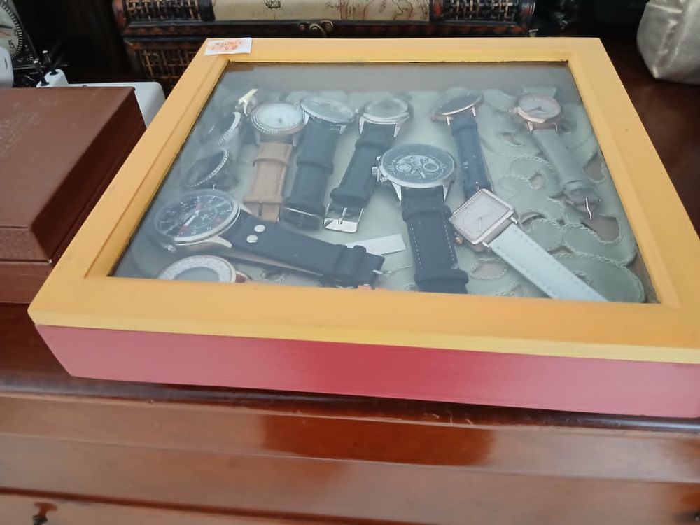  Dix montres valeur+ coffret bois vitr&eacute; de valeur N&deg;1347 Bijoux et montres