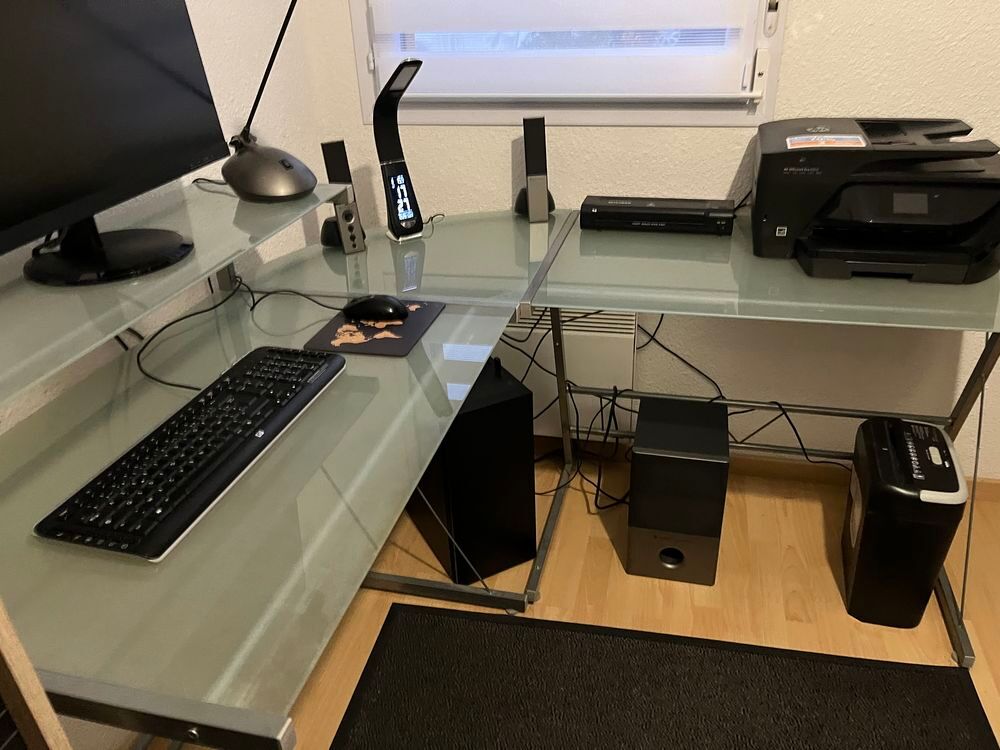 Bureau d'angle verre et m&eacute;tal + chaise + lampe Meubles