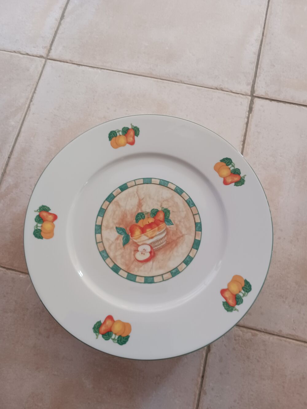 Lot de 9 assiettes Electroménager