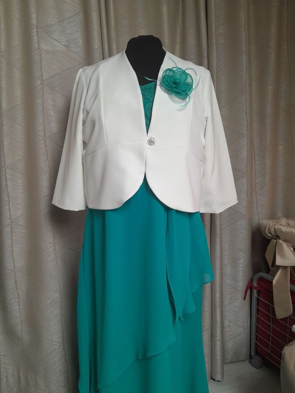Robe longue de c&eacute;r&eacute;moniie et bol&eacute;ro . 
Vêtements