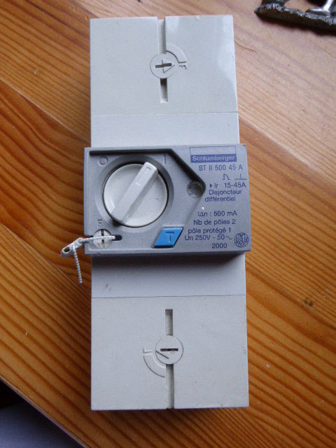 disjoncteur diff�rentiel 15/45 A 15 Mandres-les-Roses (94)
