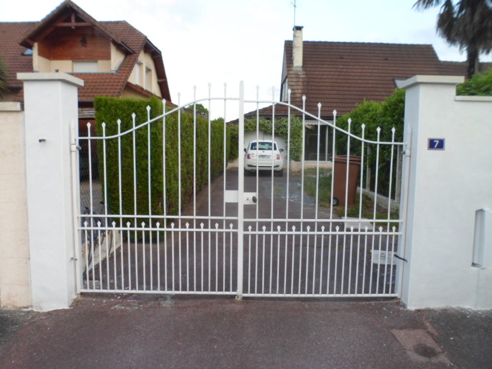 PORTAIL FER FORGE BLANC Bricolage