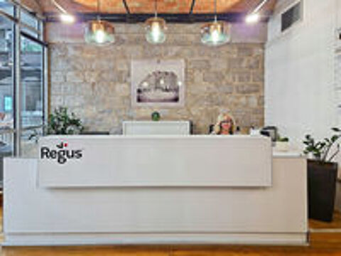   Trouvez un espace de bureau � Marseille Les Docks  pour 5 personnes  o� tout est pris en charge 