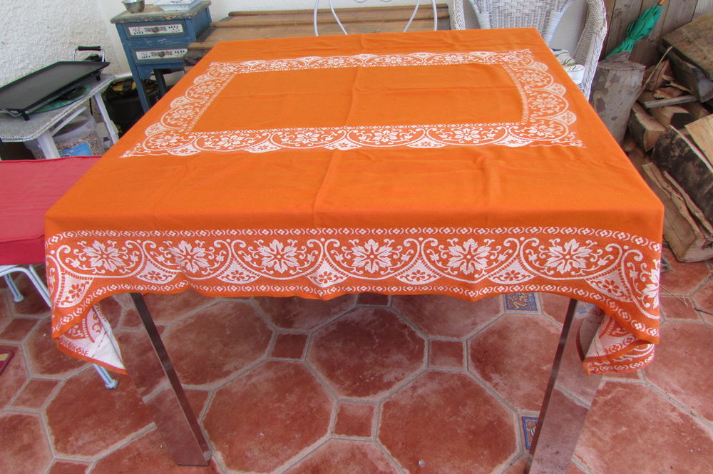 Nappe rectangulaire et 10 serviettes de table , tr&egrave;s festive Dcoration