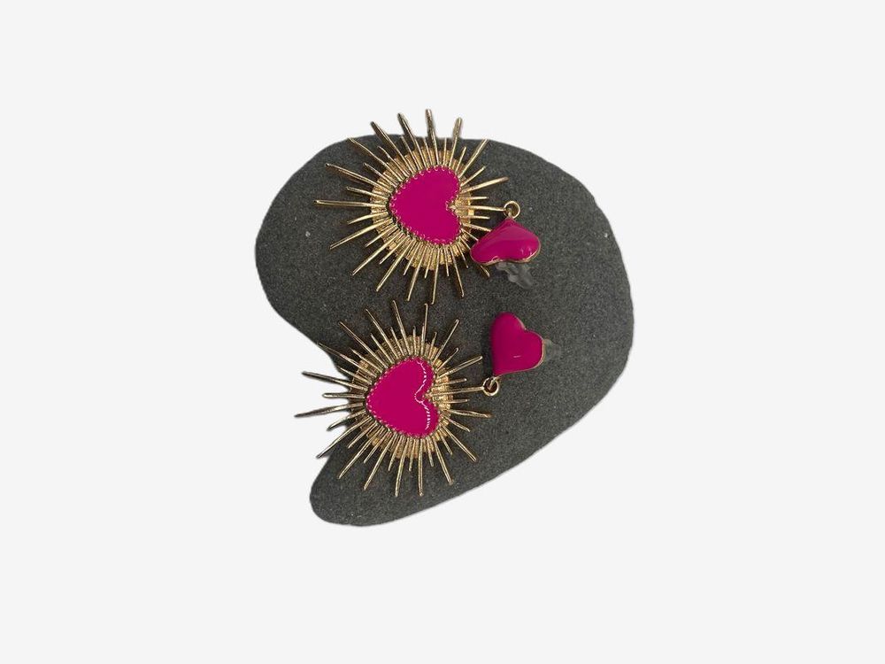 Boucles d'oreilles pendantes coeurs. Bijoux et montres