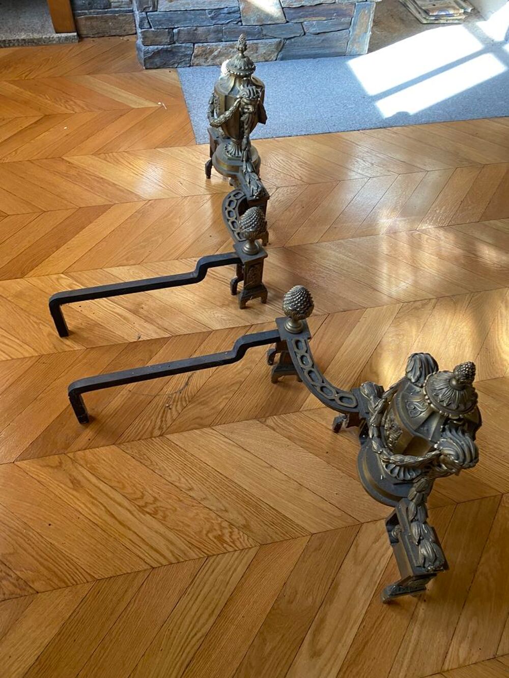 Tr&egrave;s beaux chenets de chemin&eacute;e en bronze Décoration