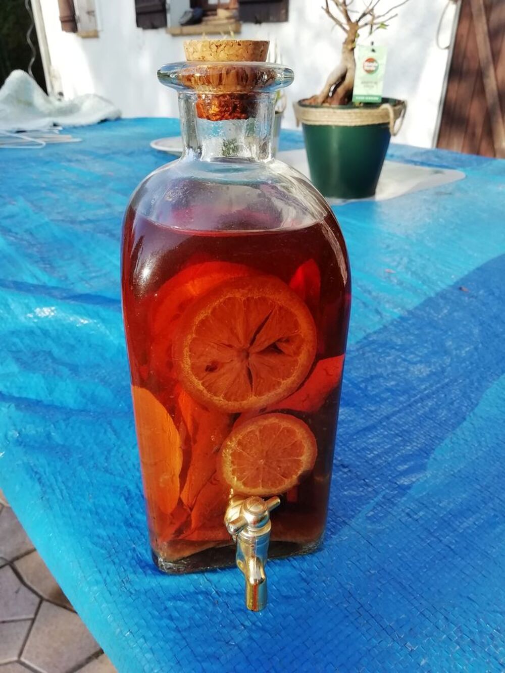 2 flacons d'1 litre, section carr&eacute;e avec robinet dor&eacute; Décoration