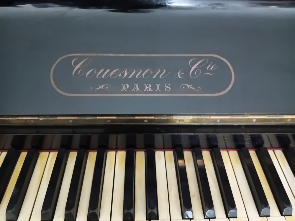 Piano droit noir avec tabouret
Instruments de musique