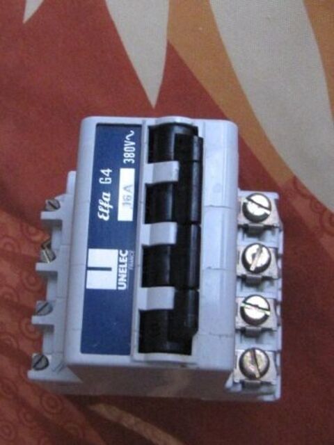 Disjoncteur UNELEC, France 4 x 16 A Effa G4 18 Pierres (28)