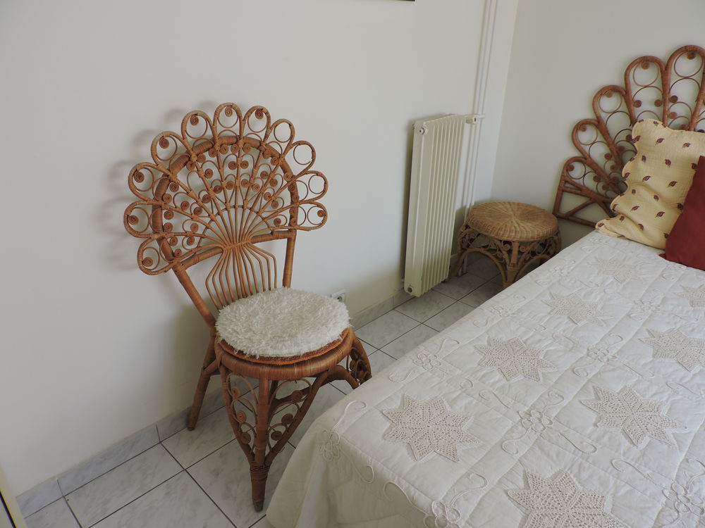 t&ecirc;te de lit en rotin et fauteuil assorti Meubles
