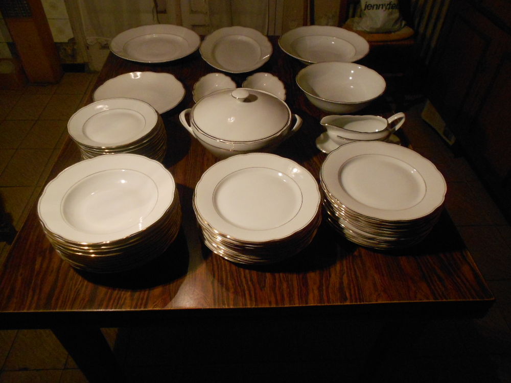 UN ENSEMBLE DE 53 PIECES EN PORCELAINES DE CZECHOSLOVAKIA Cuisine