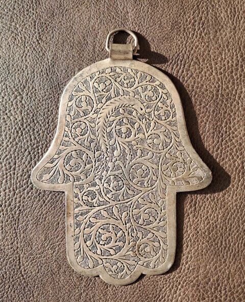 main de fatma en m�tal argent� travaill� d'arabesques grav�e 12 Carnon Plage (34)