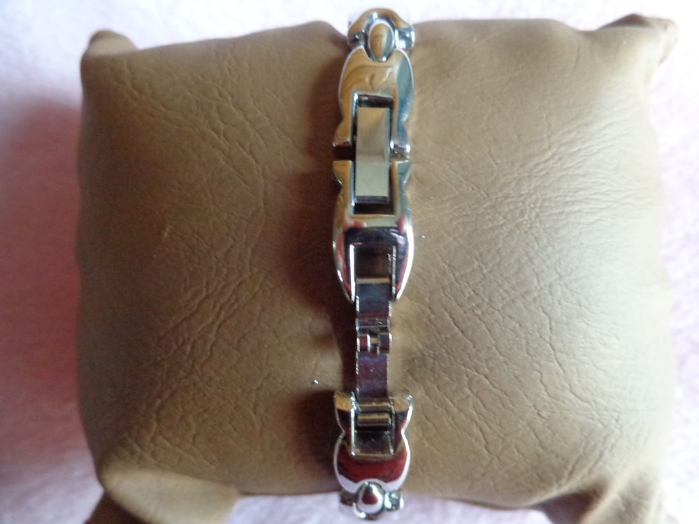 Montre maille argent&eacute;. Bijoux et montres