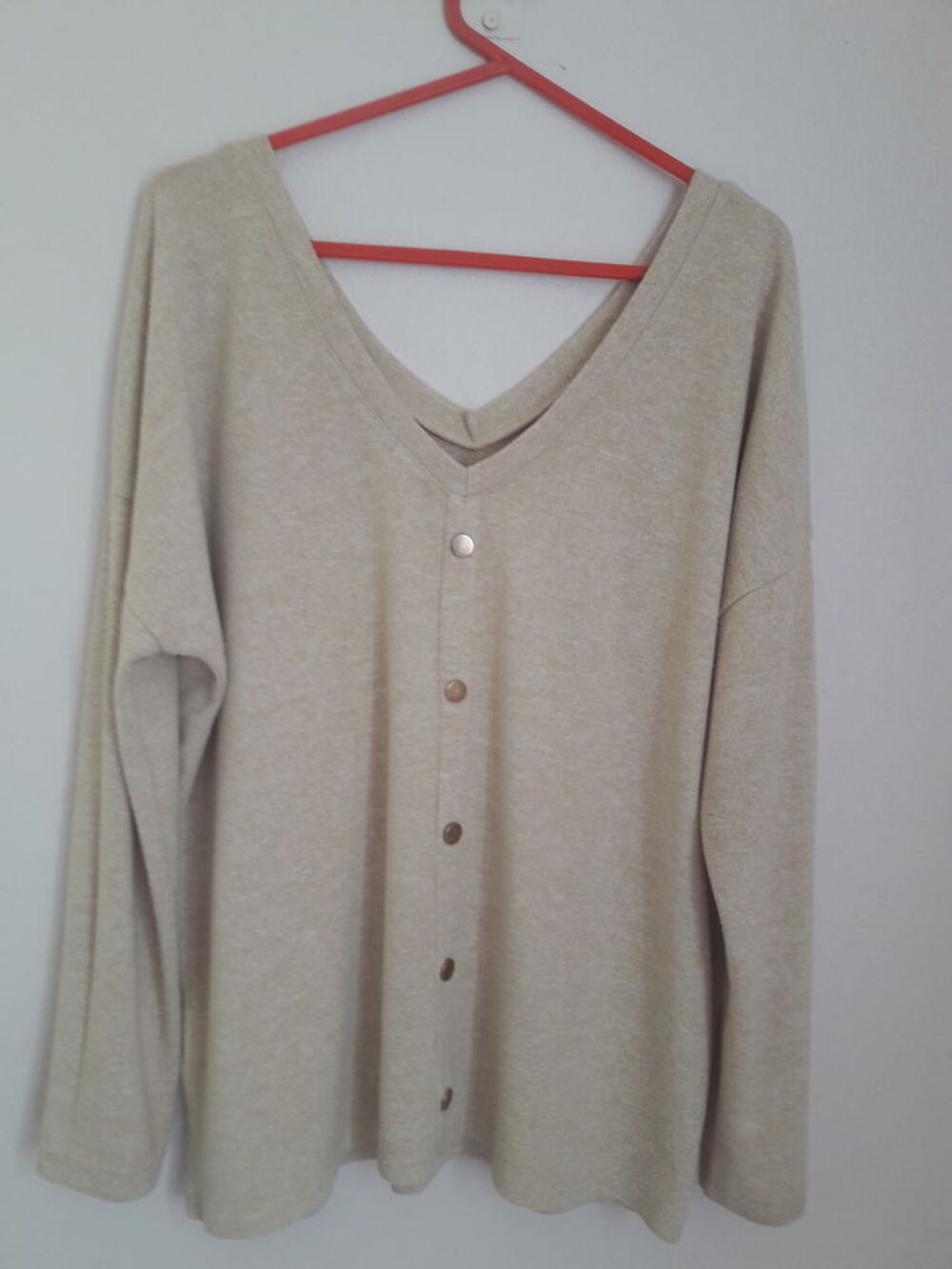 Pull beige col V. Vêtements
