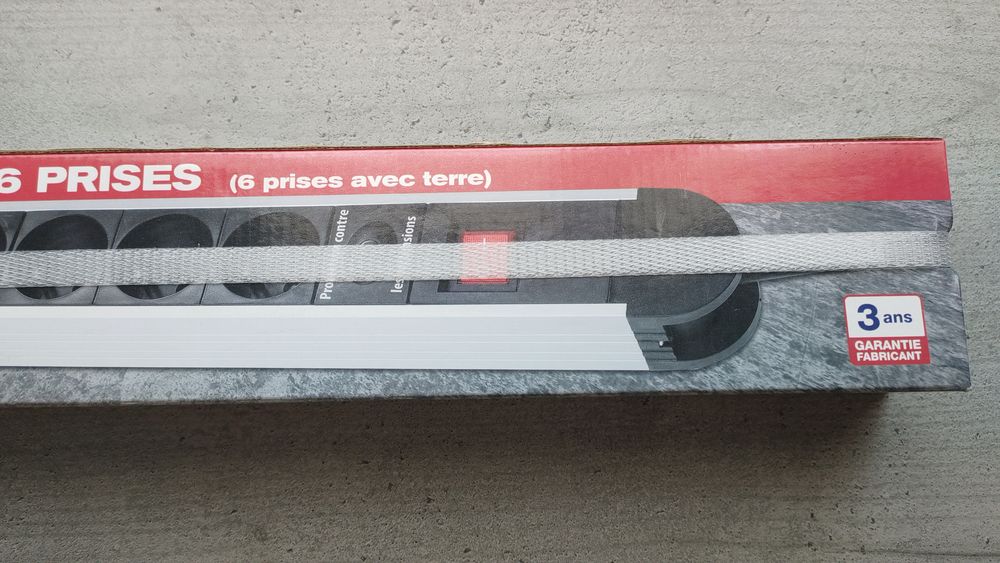 ? Bloc Multiprise - 6 Prises avec Terre - Neuf sous Scell&eacute; Bricolage