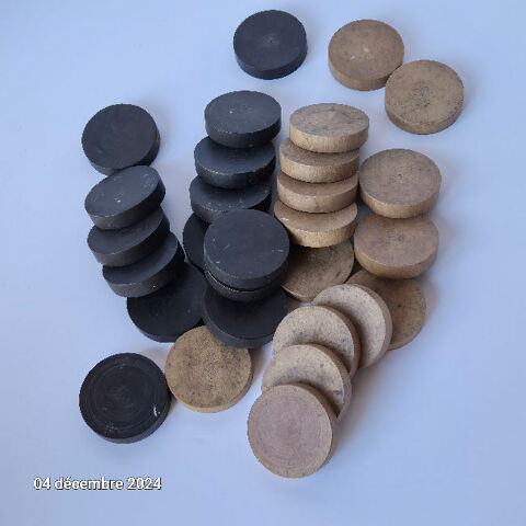 Lot de 29 pions de qualit jeux ancien, en bois, de couleur 19 Saumur (49)