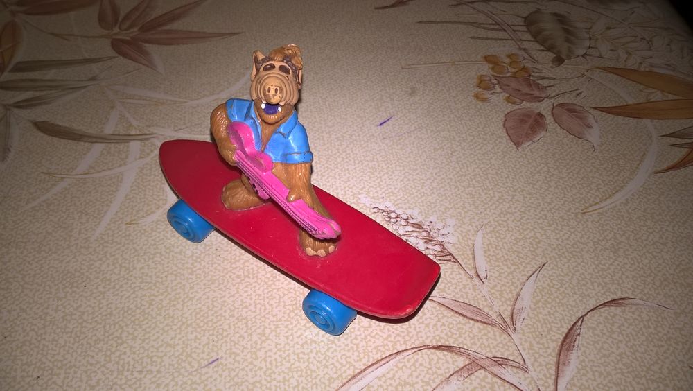 Ancienne petite figurine "ALF SUR SKATEBOARD". 