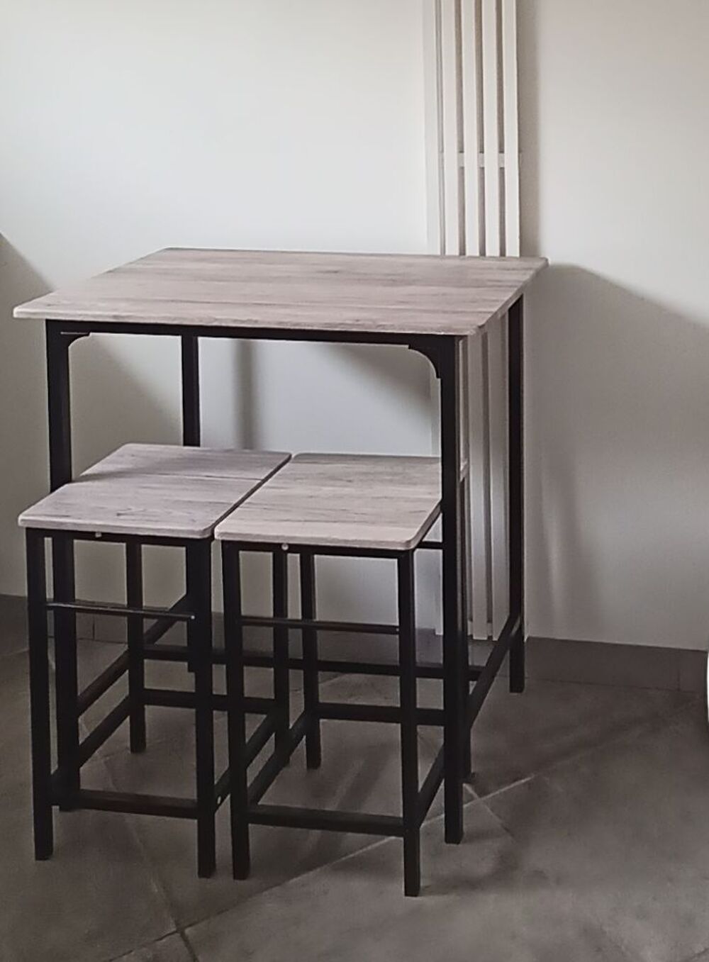 Table d'appoint avec deux tabouret Meubles