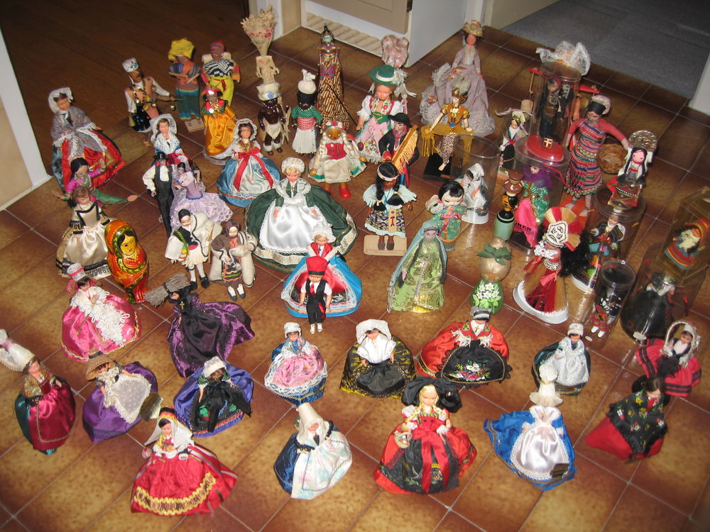 COLLECTION DE POUPEES FOLKLORIQUE 