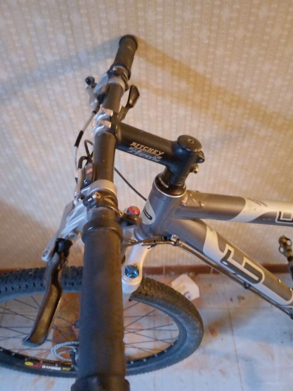 VTT lapierre tr&egrave;s bon &eacute;tat.
Mod&egrave;le x control 2005.
Sports