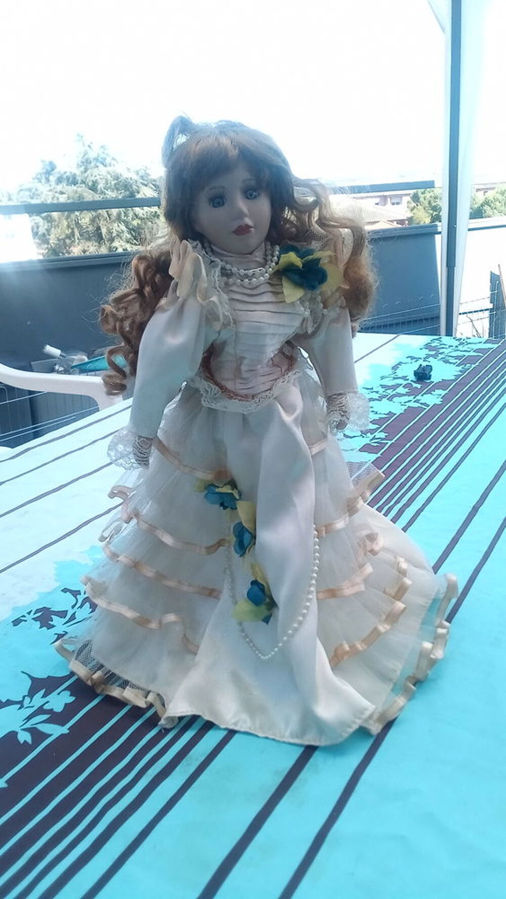poup&eacute;e en porcelaine 