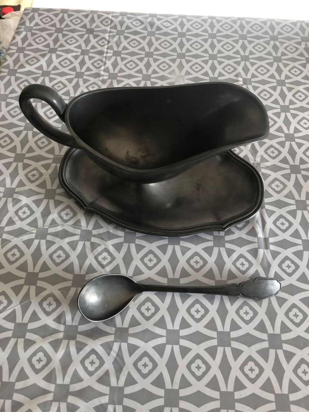 sauciere en &eacute;tain avec sa cuill&egrave;re 