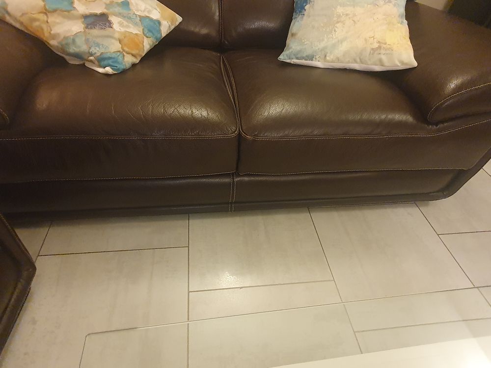 Salon cuir tr&egrave;s bon &eacute;tat Meubles