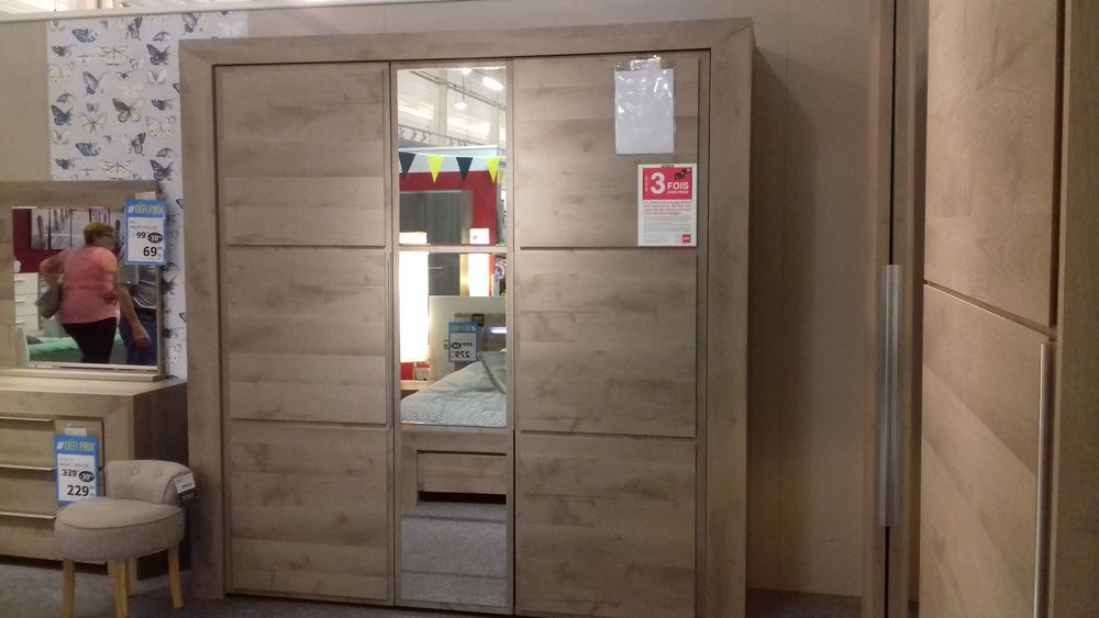 armoire 3 portes 
Meubles