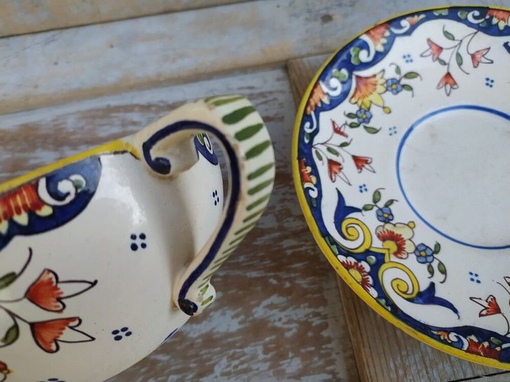 Grande Tasse et Soucoupe Fa&iuml;ence de Dieppe 
Décoration