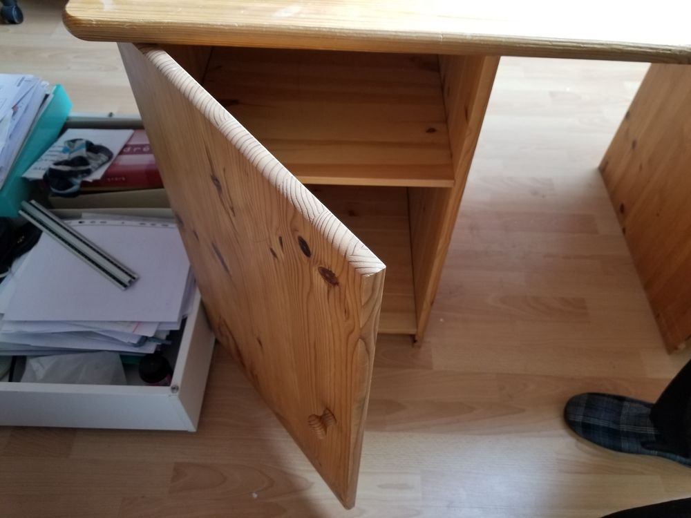 Bureau droit Ikea 70 X 139 cms , H : 74 
Meubles