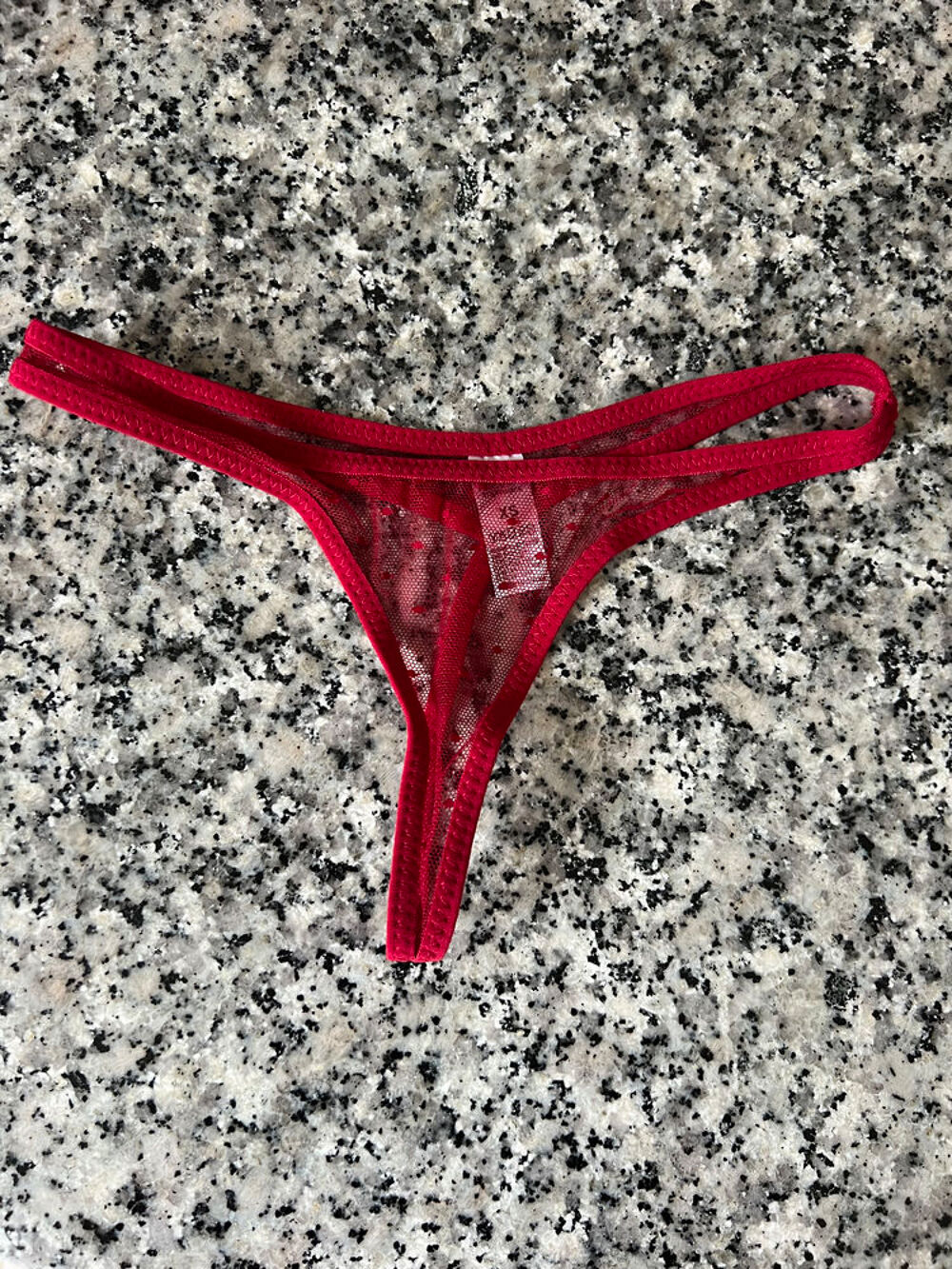 String Femme Rouge. Neuf Jamais Port&eacute;. Taille XS Vêtements