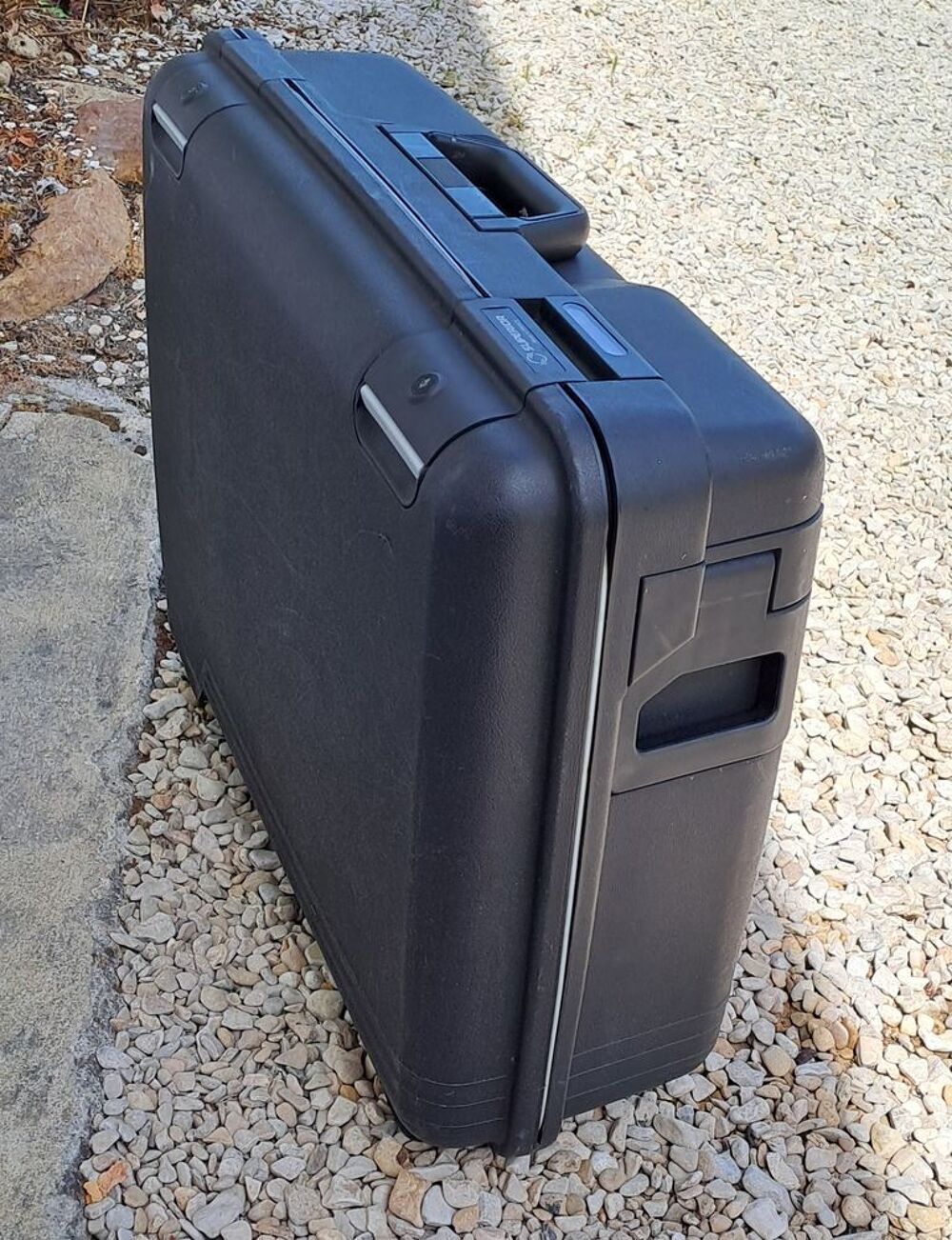 Valise rigide &agrave; roulettes, fermeture &agrave; cl&eacute;. Maroquinerie