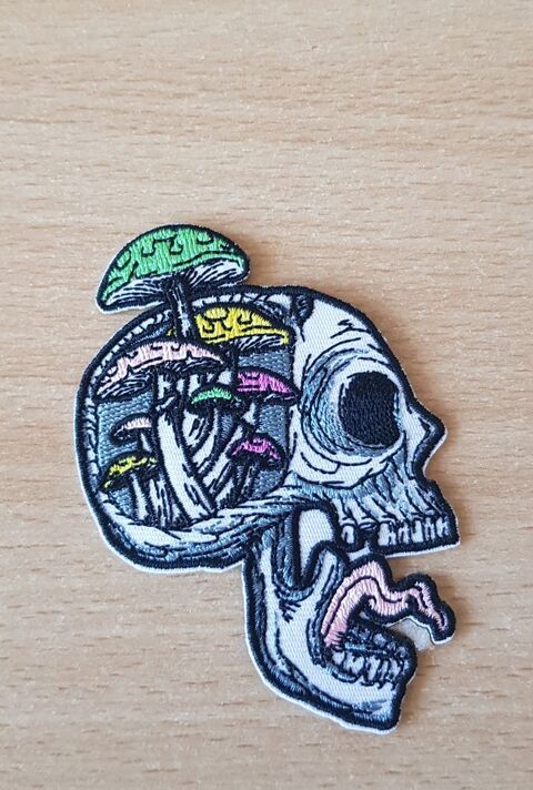 �cusson brod� patch 
t�te de mort + champignon 
8x6 cm
4 Carnon Plage (34)