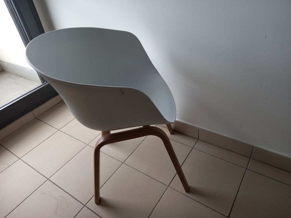 Table dessus verre + 4 chaises profil&eacute;es blanches Meubles