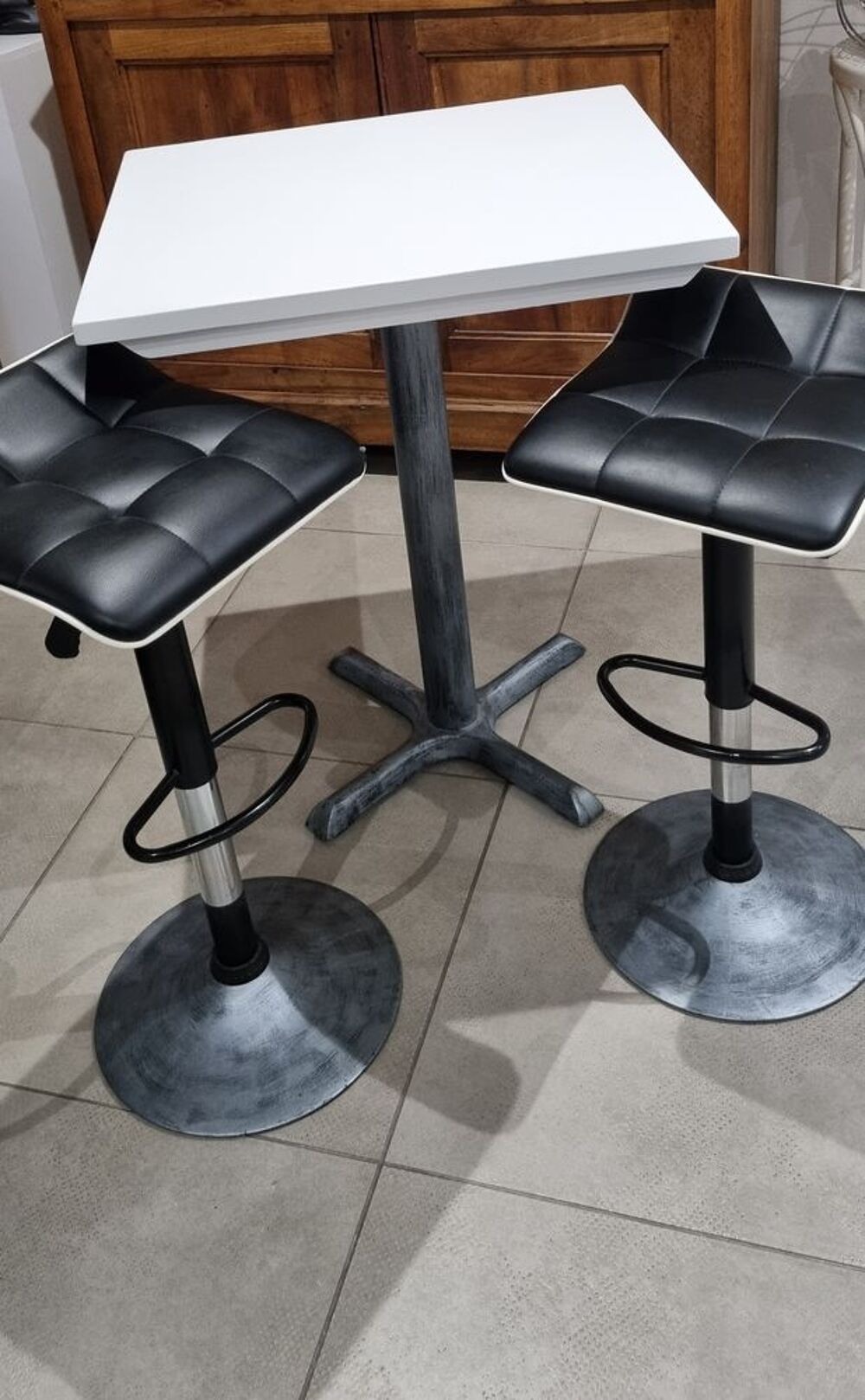 Superbe mange debout avec ces 2 tabourets r&eacute;glables &eacute;tat NEU Meubles